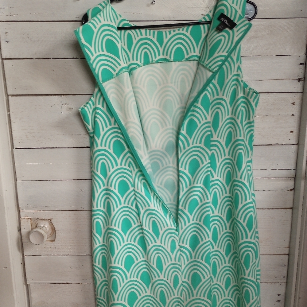 Elegant Green Patterned Dress - Picture 10 of 12
